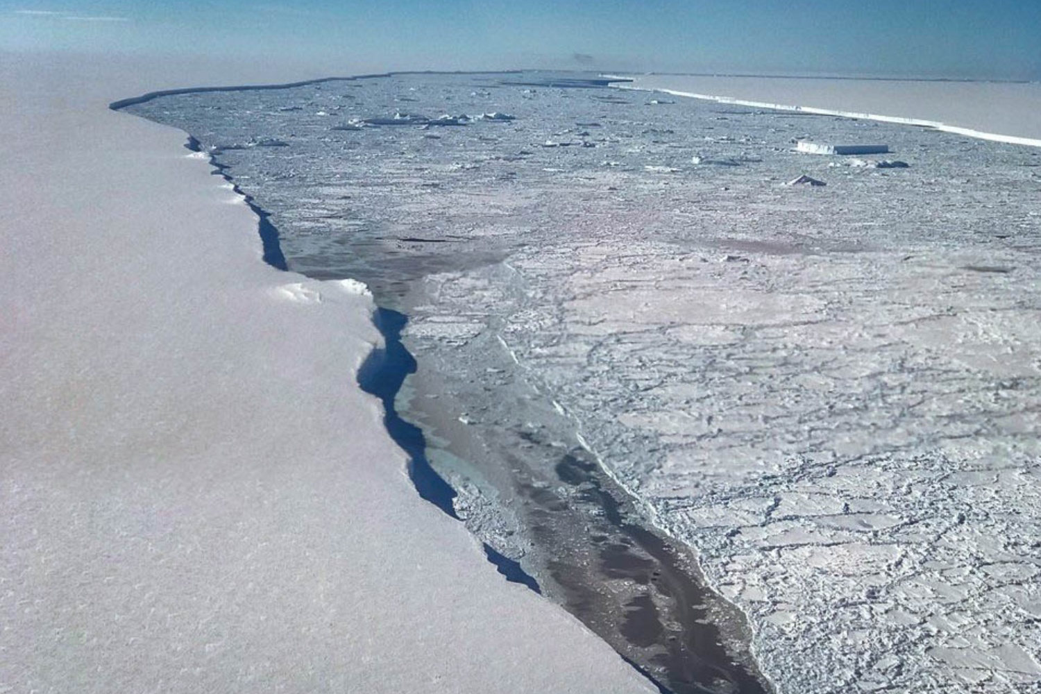 Trhlina mezi ledovcem Larsen C a obří krou, která dostala název A-68. Vědci jsou mimo jiné nadšení z náhle možnosti odkrýt, jaké formy života jsou schopny přežít v mrazivé vodě pod stovky metrů tlustou vrstvou ledu.