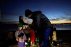 Afghánský uprchlík pomáhá své dceři po připlutí z Turecka na řecký ostrov Chios