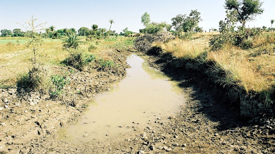Zbytky vody v okolí Lakhundaru.