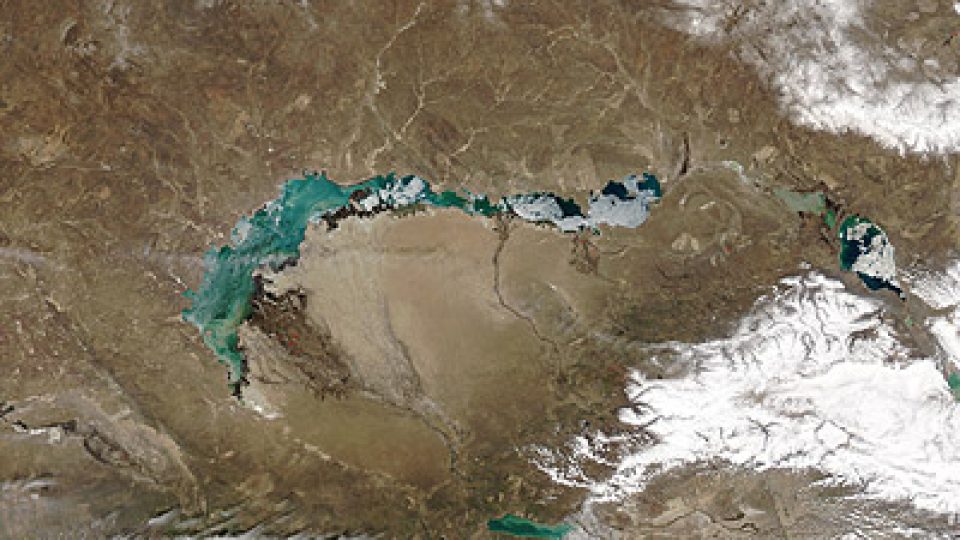 Jezero Balchaš, u kterého se zdržuje Iristu.