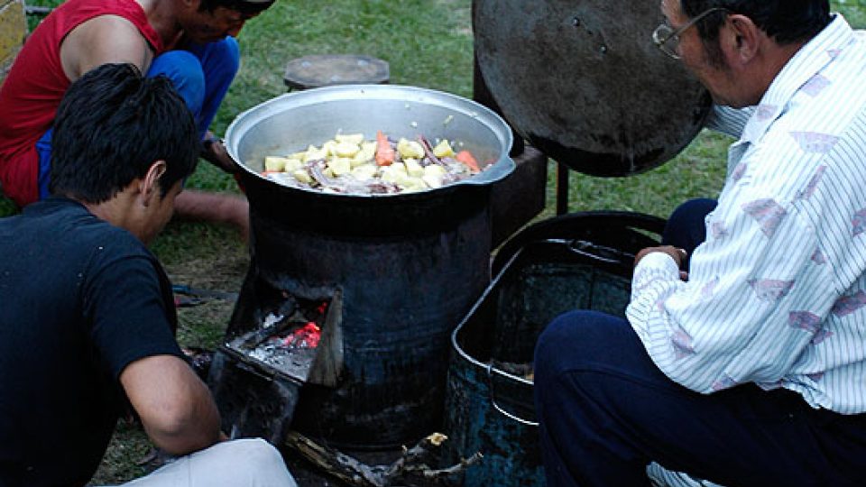 Maso smíchané s bramborami se podusí ve velké nádobě, do které se přidávají rozpálené kameny.