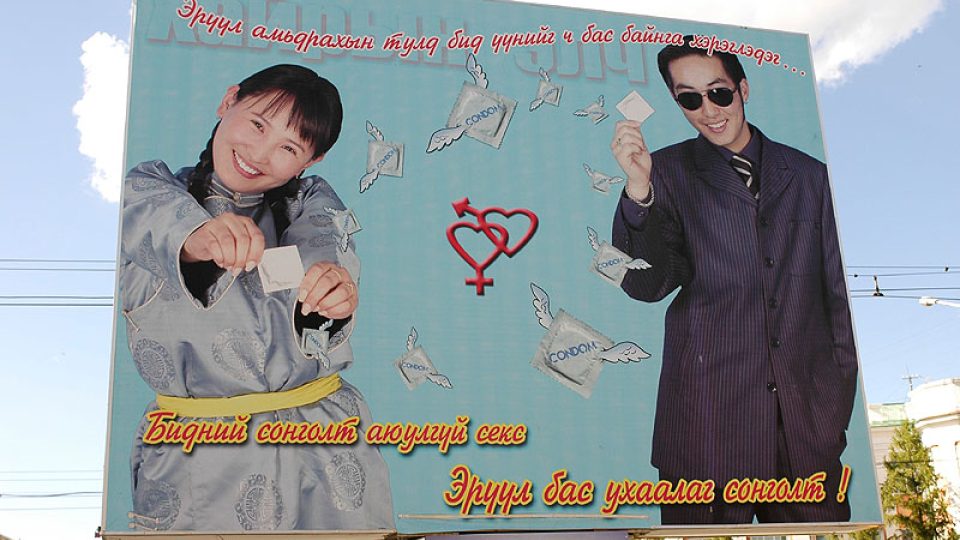 S křidélky... Reklama na prezervativy v centru Ulánbátaru.