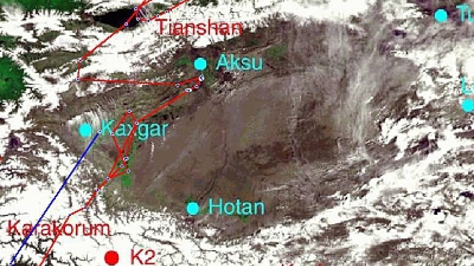 Přelet Karákoramu z různých pohledů (indický čáp - modrá linie, pro srovnání Kateřina - červená linie) | foto: Lubomír Peške Přelet Karákoramu z různých pohledů (indický čáp - modrá linie, pro srovnání Kateřina - červená linie)