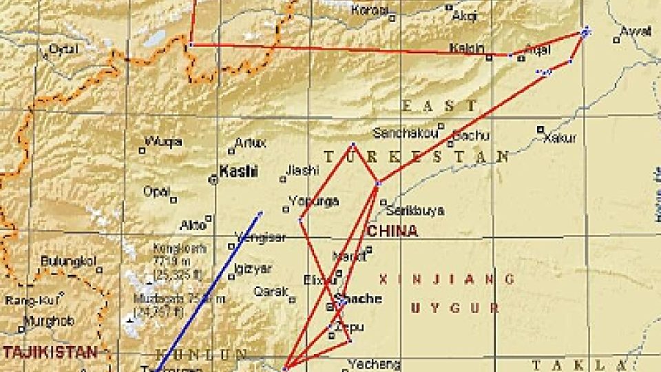 Přelet Karákoramu z různých pohledů (indický čáp - modrá linie, pro srovnání Kateřina - červená linie) | foto: Lubomír Peške Přelet Karákoramu z různých pohledů (indický čáp - modrá linie, pro srovnání Kateřina - červená linie)