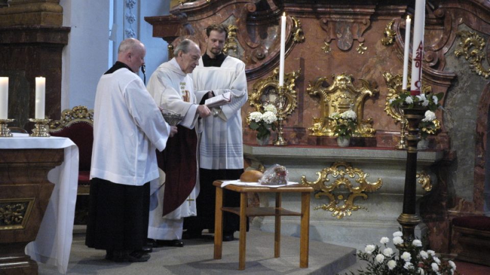 Prof. Ludvík Armbruster světí velikonoční pokrmy v kostele sv. Ignáce v Praze