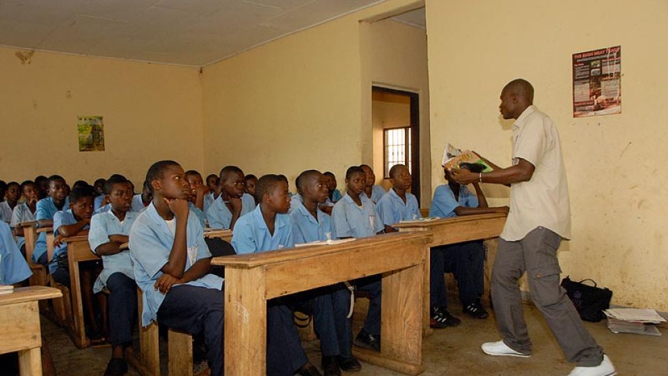 Fru z LWC vede ve škole Bonadikombo hodinu ekologické výchovy