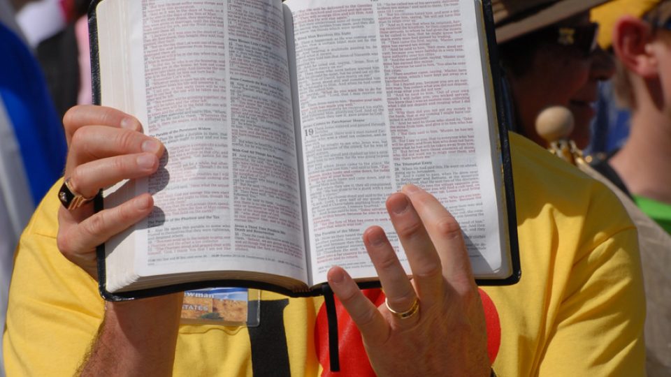 Americký křesťan hledá v bibli pasáže na podporu Židů a Izraele.