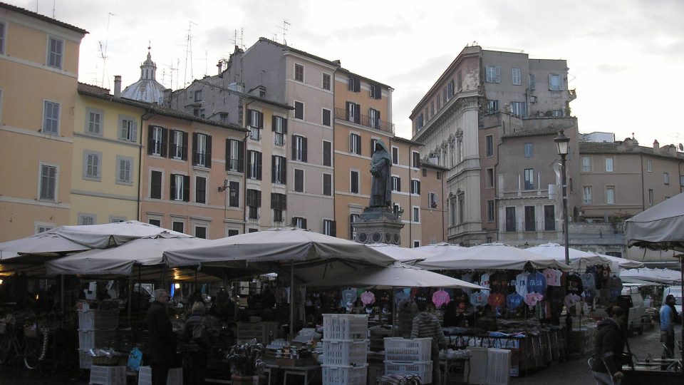 Na náměstí Campo de´Fiori byl církevní inkvizicí upálen v roce 1600 učenec Giordano Bruno, jehož socha uprostřed hlídá každodenní římský trh