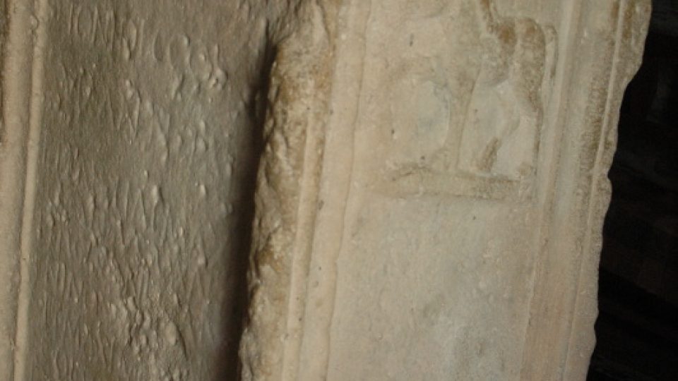 Sloup z římských pomníků v interiéru kostela Densuş