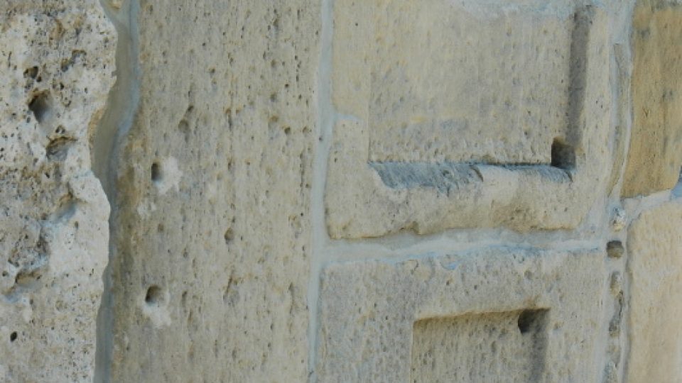 Venkovní zdivo kostela Densuş
