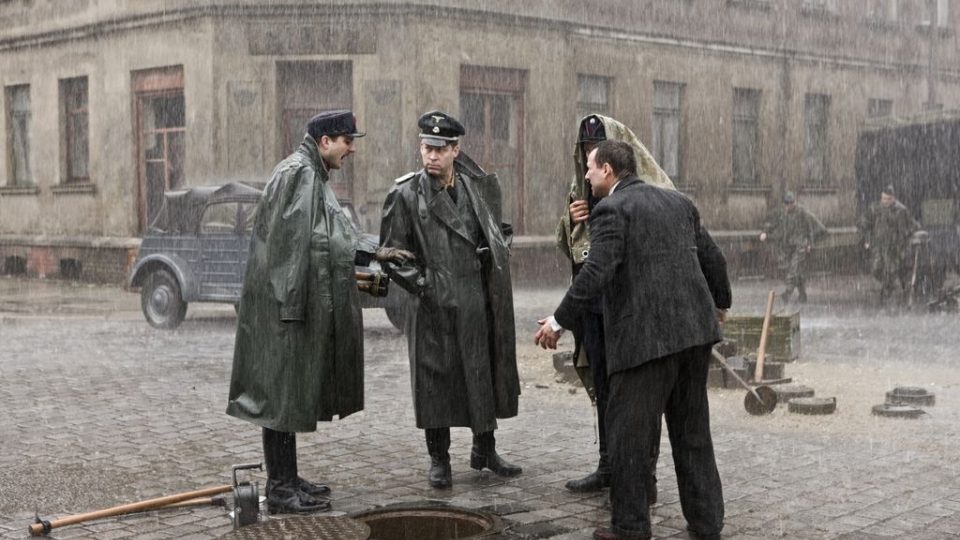 Film V temnotě: Nacisté stojí v cestě Leopoldu Sochovi, který chce v kanalizaci zachránit Židy před velkou vodou
