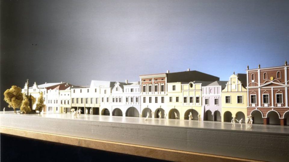 Návrh AP atelieru na dům v Litomyšli, 1994, model celkového kontextu (dům vlevo s obdélníkovým podloubím, před ním je skupina postav)