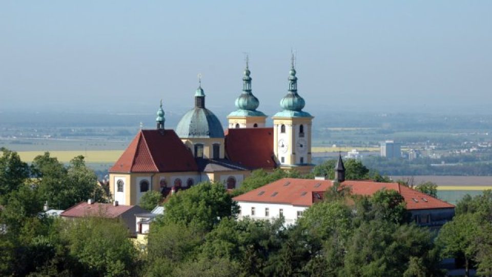 Pohled z věže na chrám Navštívení panny Marie