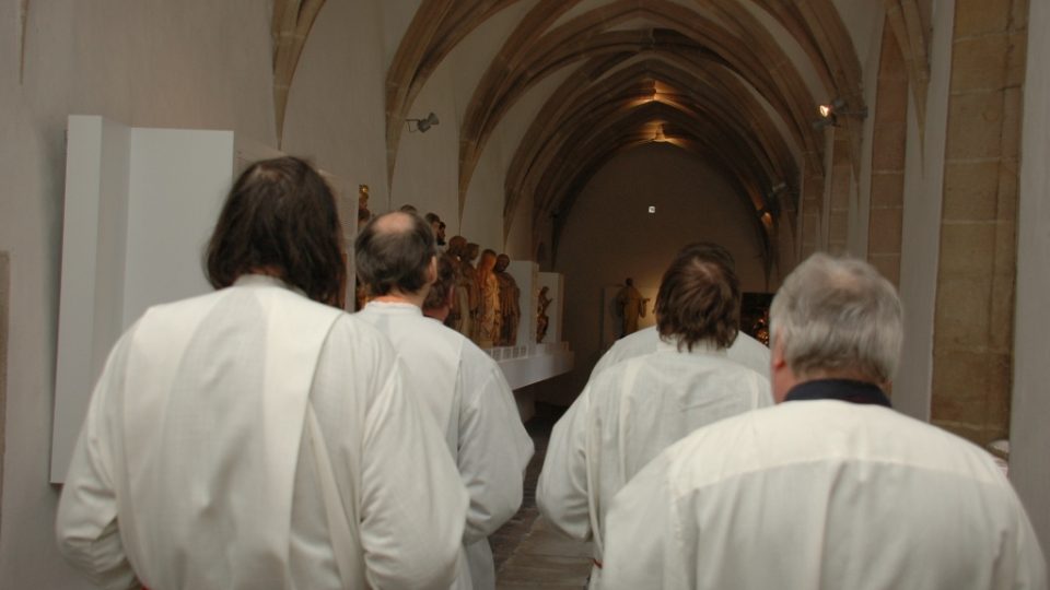 Průvod křížovou chodbou bývalého františkánského kláštera v Plzni, ve kterém teď sídlí Muzeum církevního umění plzeňské diecéze