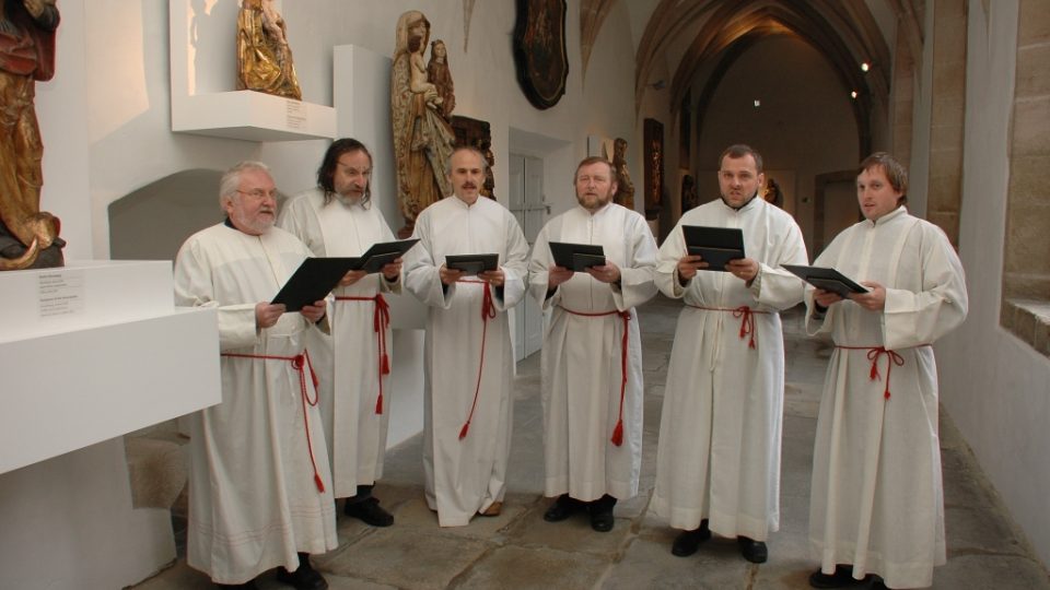 Schola Cantorum Pilsensis v křížové chodbě bývalého františkánského kláštera v Plzni