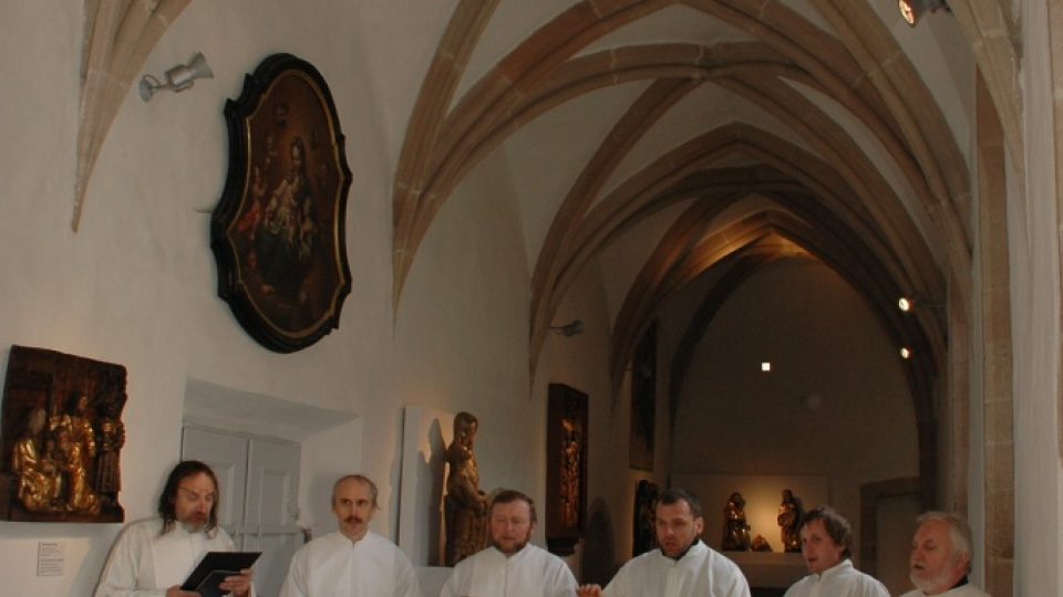 Schola Cantorum Pilsensis v křížové chodbě bývalého františkánského kláštera v Plzni