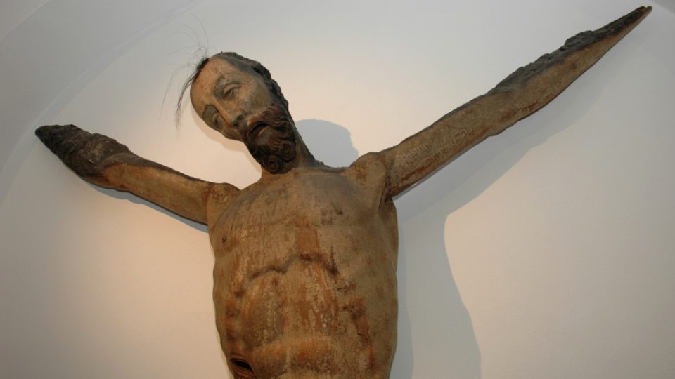 Ukřižovaný Ježíš Kristus. Socha z 15. století, která byla vytažena z plamenů (Muzeum církevního umění plzeňské diecéze)
