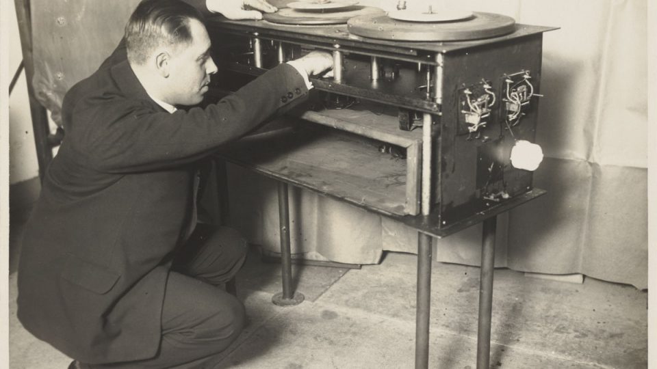 Gramofon spojený s filmovým projektorem (1929)