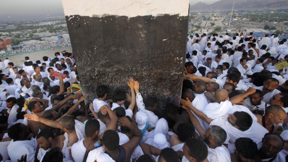 Muslimští poutníci při modlitbě na pahorku Arafát, což je místo, kde si údajně postavil stan prorok Mohamed, který na Arafátu v roce 632 kázal