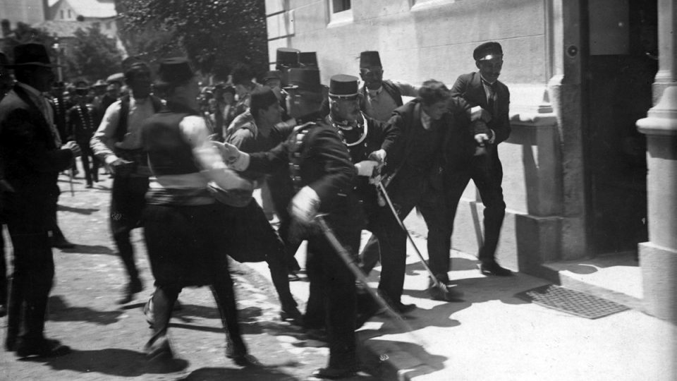 Fotografie bývá spojována se zatčením Gavrila Principa, ve skutečnosti je na ní nevinný přihlížející Ferdinand Behr, který bránil Principa před lynčováním