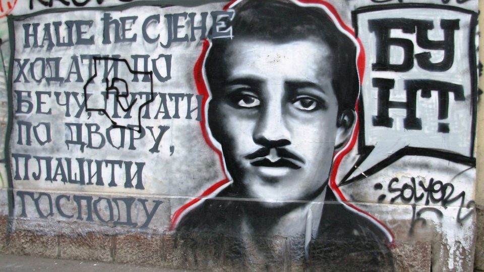 Graffiti s podobiznou Gavrila Principa na zdi u Bělehradu