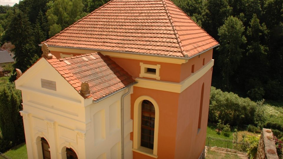 Synagoga v Úštěku pohledem z rabínského domu