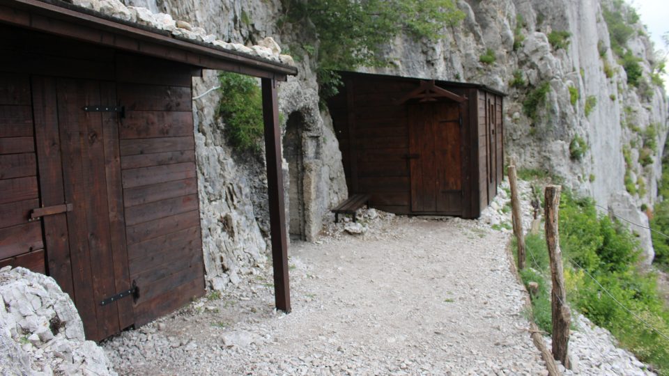 Rekonstruované vchody do kaveren na Sabotinu