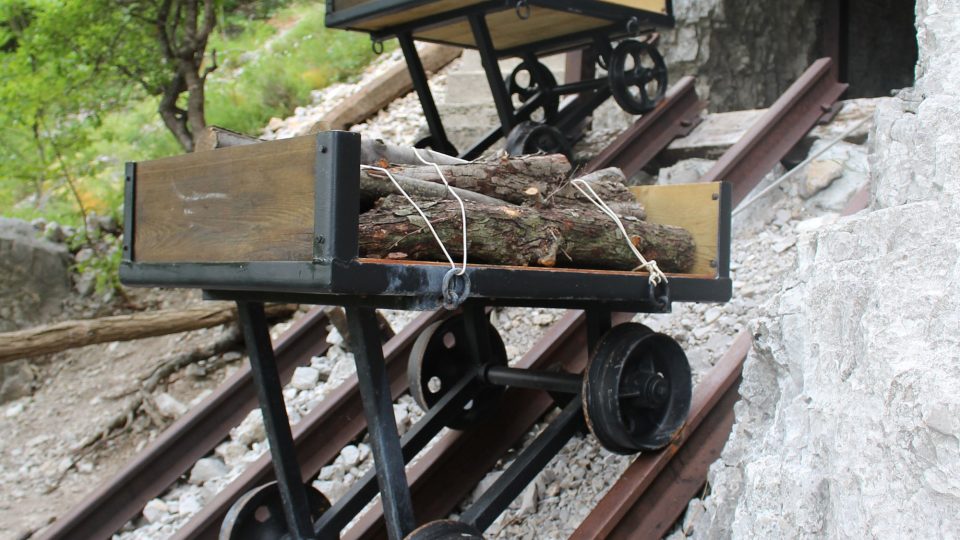 Rekonstrukce lanovky, kterou dopavovali vojáci do kaveren munici, vodu a potraviny
