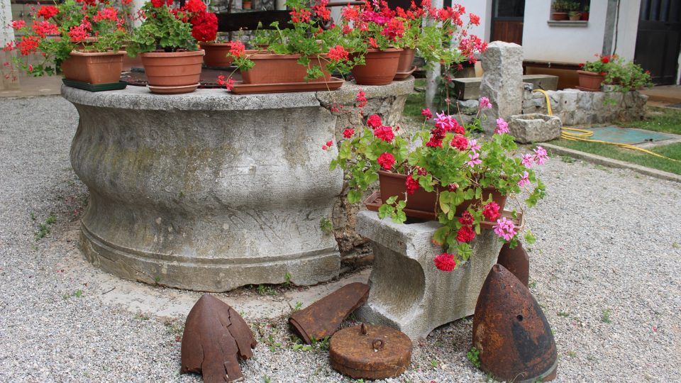 Zbytky nábojů a další nálezy jsou dnes ve Slovinsku součástí mnoha zahrad