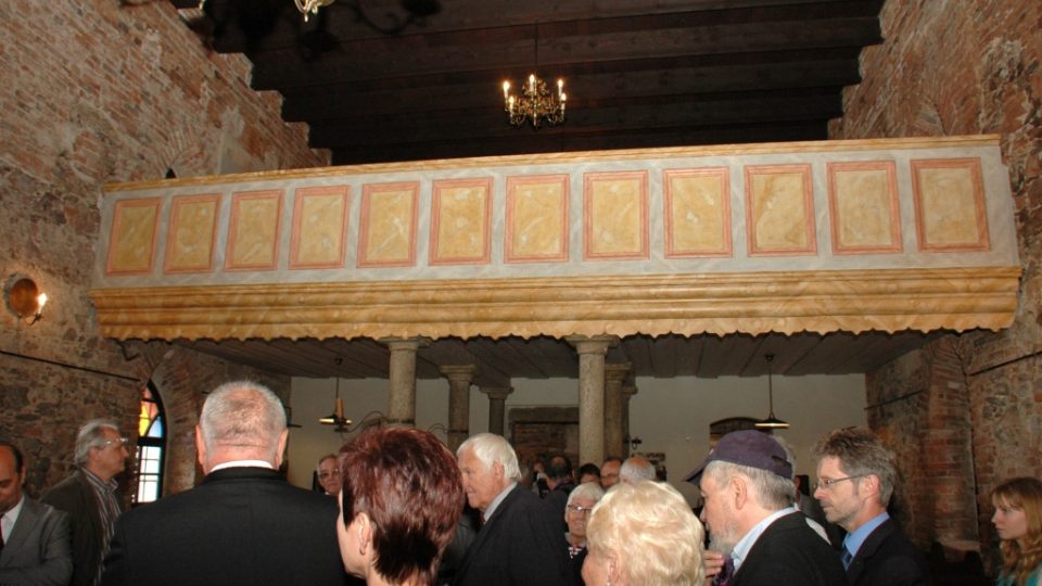 Interiér synagogy v Polné