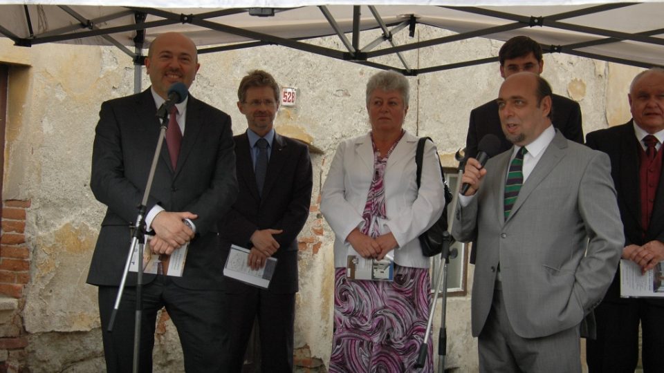 Tajemník Federace židovských obcí v ČR Tomáš Kraus (vpravo) při slavnostním otevření Rabinského domu v Polné