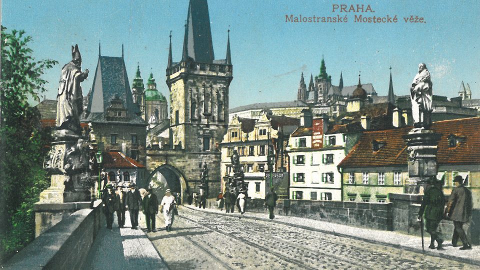 Pohlednice Prahy, pohled z Karlova mostu na malostranské Mostecké věže