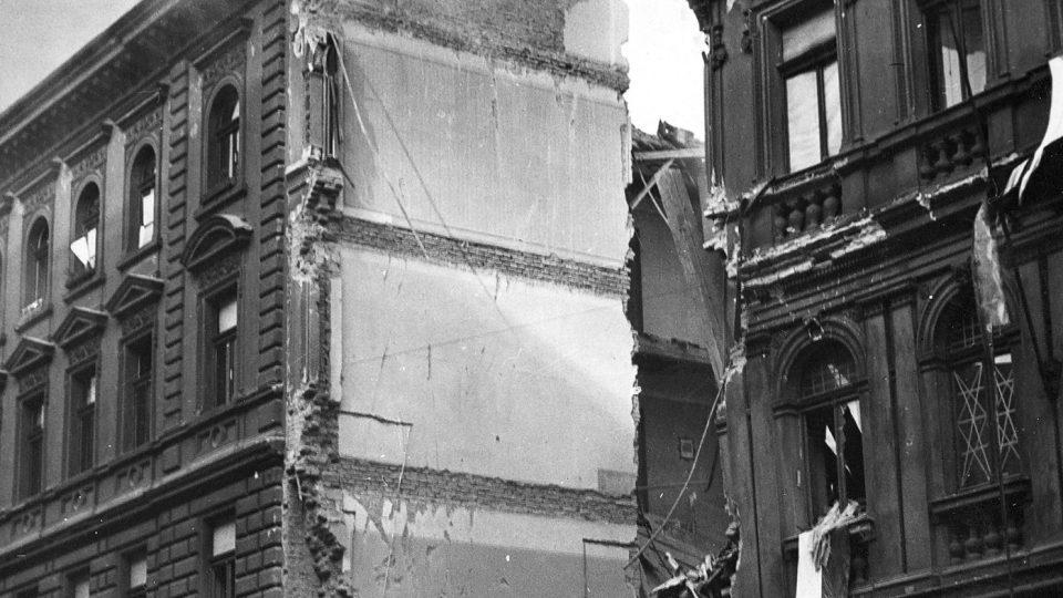 Dům v Italské ulici 15 zničený německým náletem 7. 5. 1945 večer. Zatím je známo 40 obětí, což je jedna z největších masových vražd celého Pražského povstání