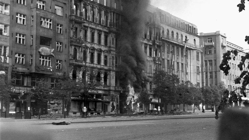 Dům čp. 817 na Václavském náměstí (nyní hotel Jalta) zasažený německou leteckou pumou při bombardování rozhlasu za Pražského povstání