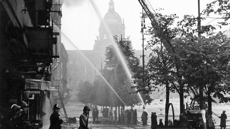 Pražští hasiči zdolávají požár domu čp. 817 na Václavském náměstí, který vypukl následkem německého náletu