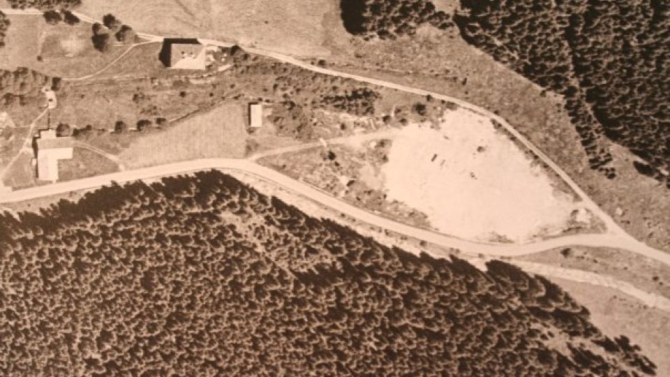 Františkov - letecký snímek, čtvercový dům v levém horním rohu byl během 2. světové války zázemím pro německé vedení továrny
