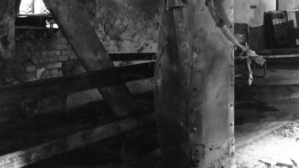 Nosný pilíř po výbuchu pumy v budově rozhlasu 6. 5. 1945