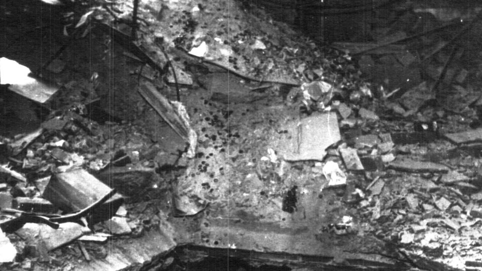 Vnitřek budovy rozhlasu po výbuchu pumy v budově rozhlasu 6. 5. 1945