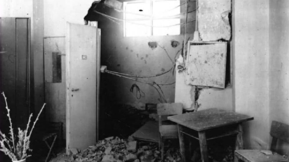 Vnitřek rozhlasu po zásahu pumy 6. května 1945