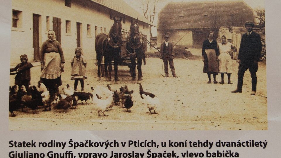 Statek Špačkových v Pticích, kde v roce 1915 přijali italského chlapce a dvě dívky. Z výstavy Bohemia mia v Italském kulturním institutu 