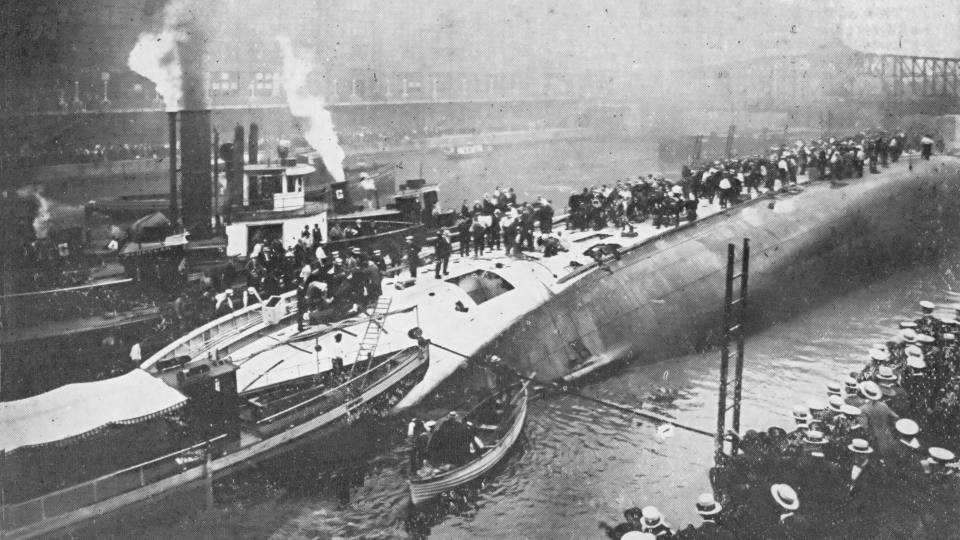 Záchranářské práce na potopené lodi SS Eastland
