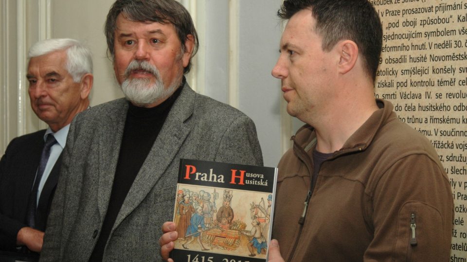 Petr Čornej (uprostřed) při představení publikace Praha Husova a husitská