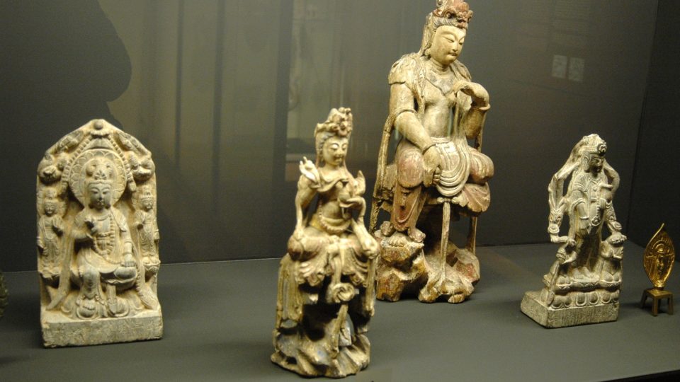 Skulptury bódhisattvů na výstavě Říše středu v Náprskově muzeu v Praze