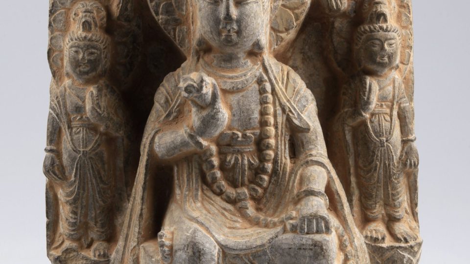 Kamenná stéla s bódhisattvou Kuan-jin. Nápis na stéle ji datuje do roku devátého dne, třetího měsíce roku 553 n. l. do doby dynastie Severní Čchi (550–577)