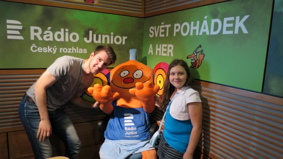 Eliška ve studiu Rádia Junior s moderátorem Petrem Ševčíkem a Ušounem Rušounem