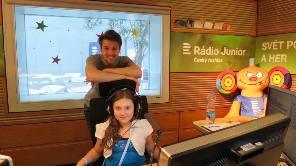 Eliška ve studiu Rádia Junior s moderátorem Petrem Ševčíkem