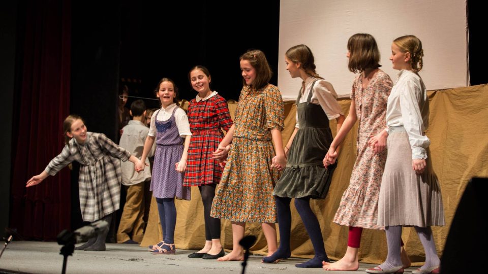 Divadelní hra Terezínské zvony vypráví o životě chlapců z terezínského domova Nešarim v době druhé světové války. Hrají studenti Gymnázia Přírodní škola
