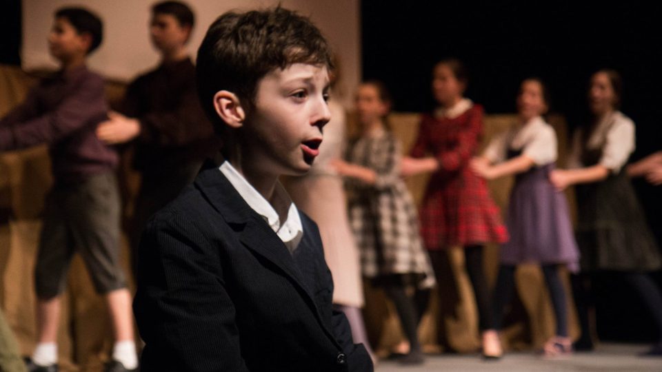 Divadelní hra Terezínské zvony vypráví o životě chlapců z terezínského domova Nešarim v době druhé světové války. Hrají studenti Gymnázia Přírodní škola