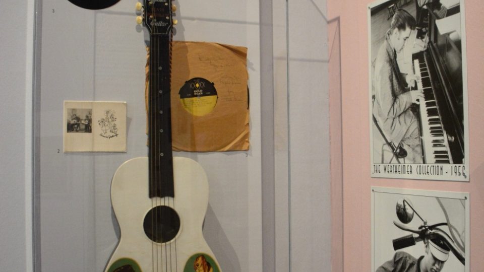 Kytara, fotografie a gramofonové desky. Z výstavy Trude a Elvis v Židovském muzeu ve Vídni