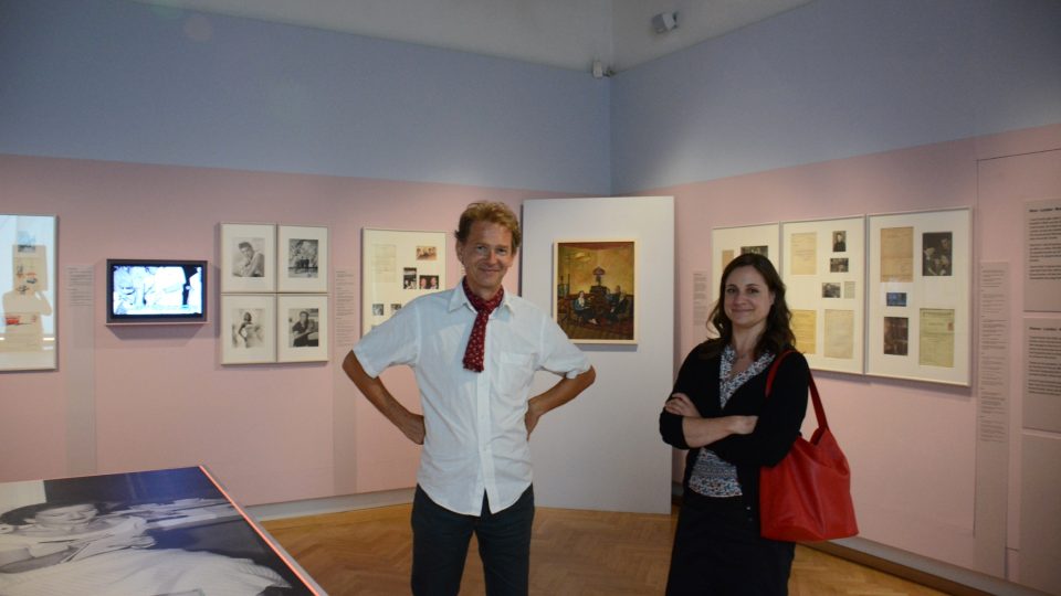 Kurátor výstavy Marcus Patka s návštěvnicí Ursulou Ganglovou